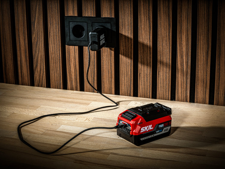 SKIL 3144AA 4 Ah akku USB-C liitännällä. Voit ladata autossa tai kotona USB-C laturilla