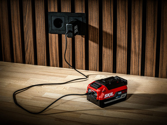 SKIL 3144AA 4 Ah akku USB-C liitännällä. Voit ladata autossa tai kotona USB-C laturilla