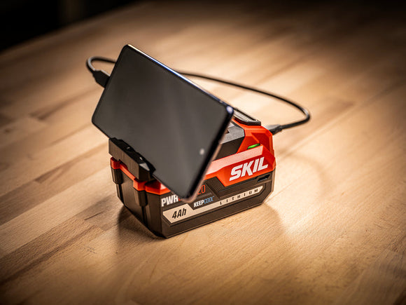 SKIL 3144AA 4 Ah akku USB-C liitännällä. Virtaa myös kännykkään.