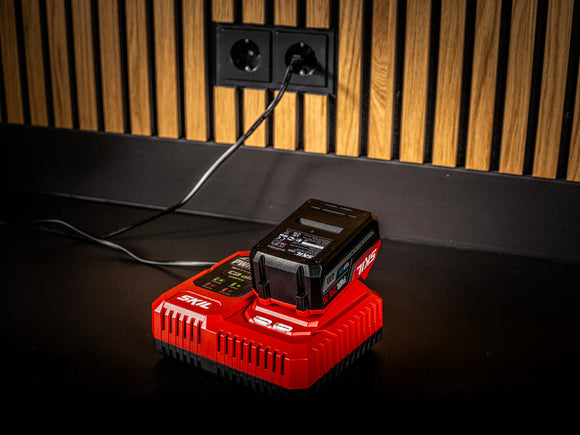 SKIL 3144AA 4 Ah akku USB-C liitännällä. Virtaa myös kännykkään ja laptopiin.